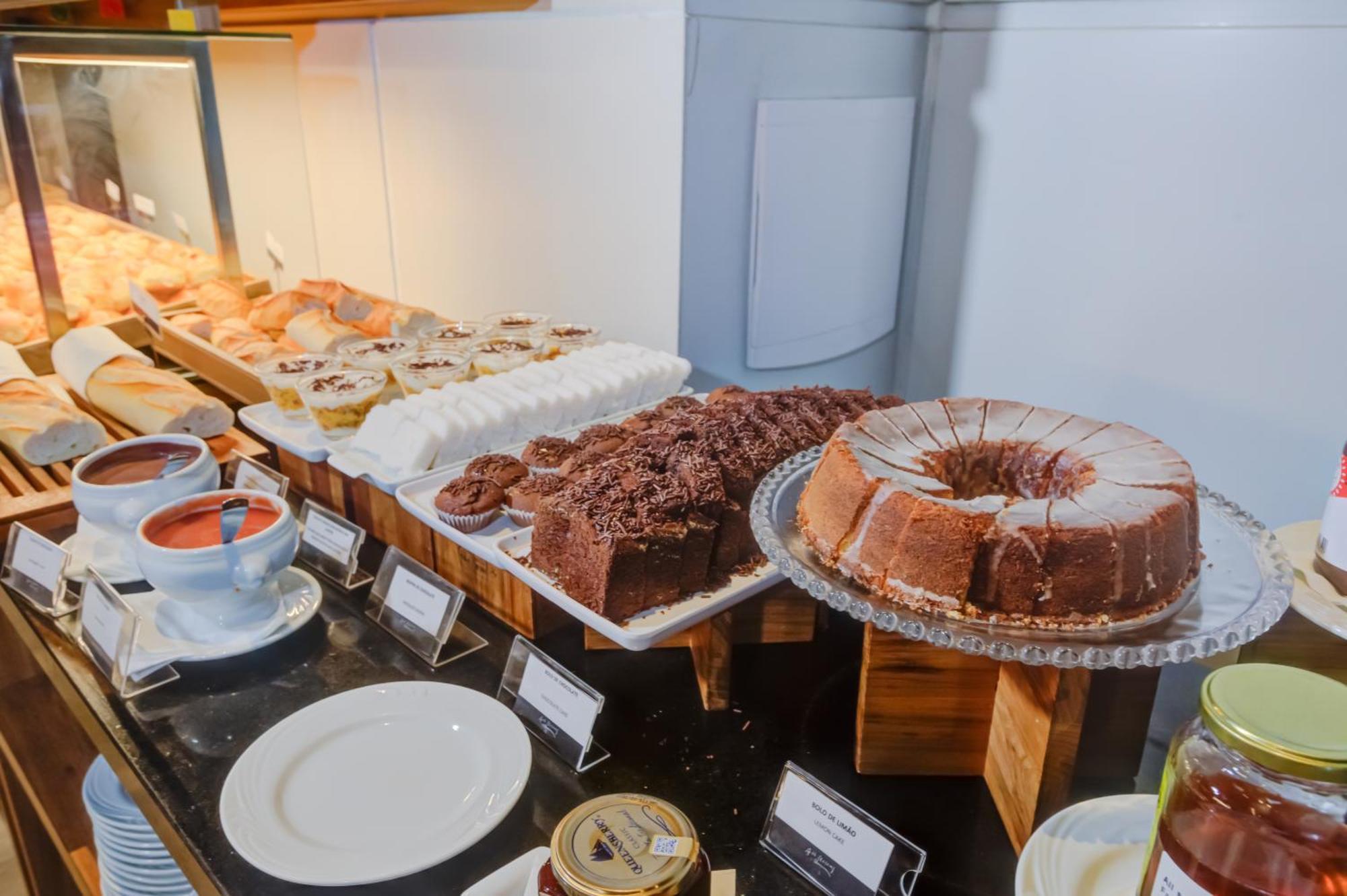 Radisson Sao Paulo Paulista Ξενοδοχείο Εξωτερικό φωτογραφία A selection of cakes at a buffet