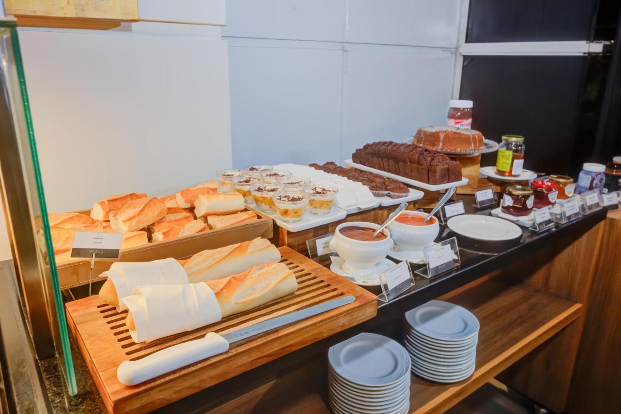 Radisson Sao Paulo Paulista Ξενοδοχείο Εξωτερικό φωτογραφία A selection of pastries at a buffet