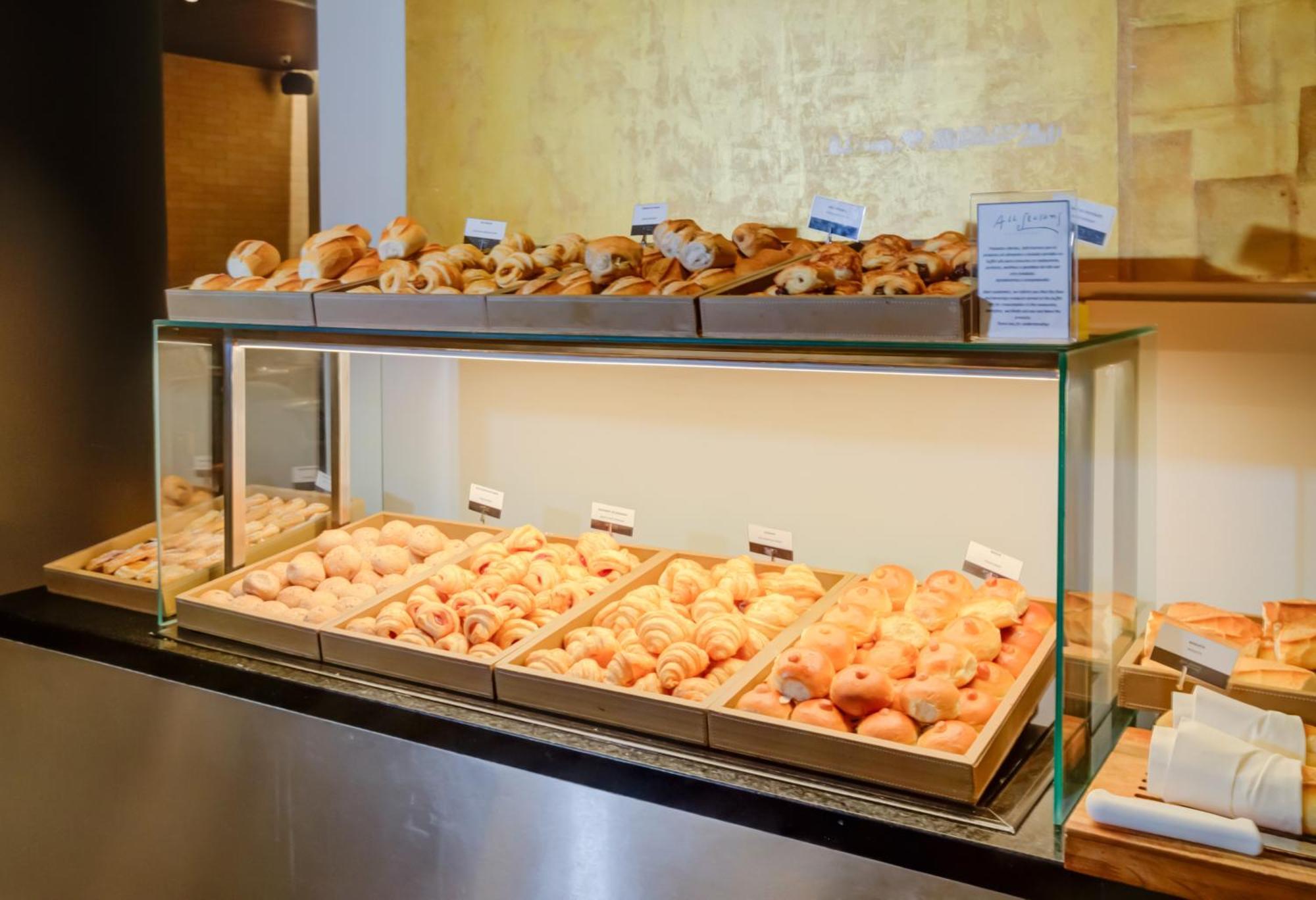 Radisson Sao Paulo Paulista Ξενοδοχείο Εξωτερικό φωτογραφία A display case of pastries