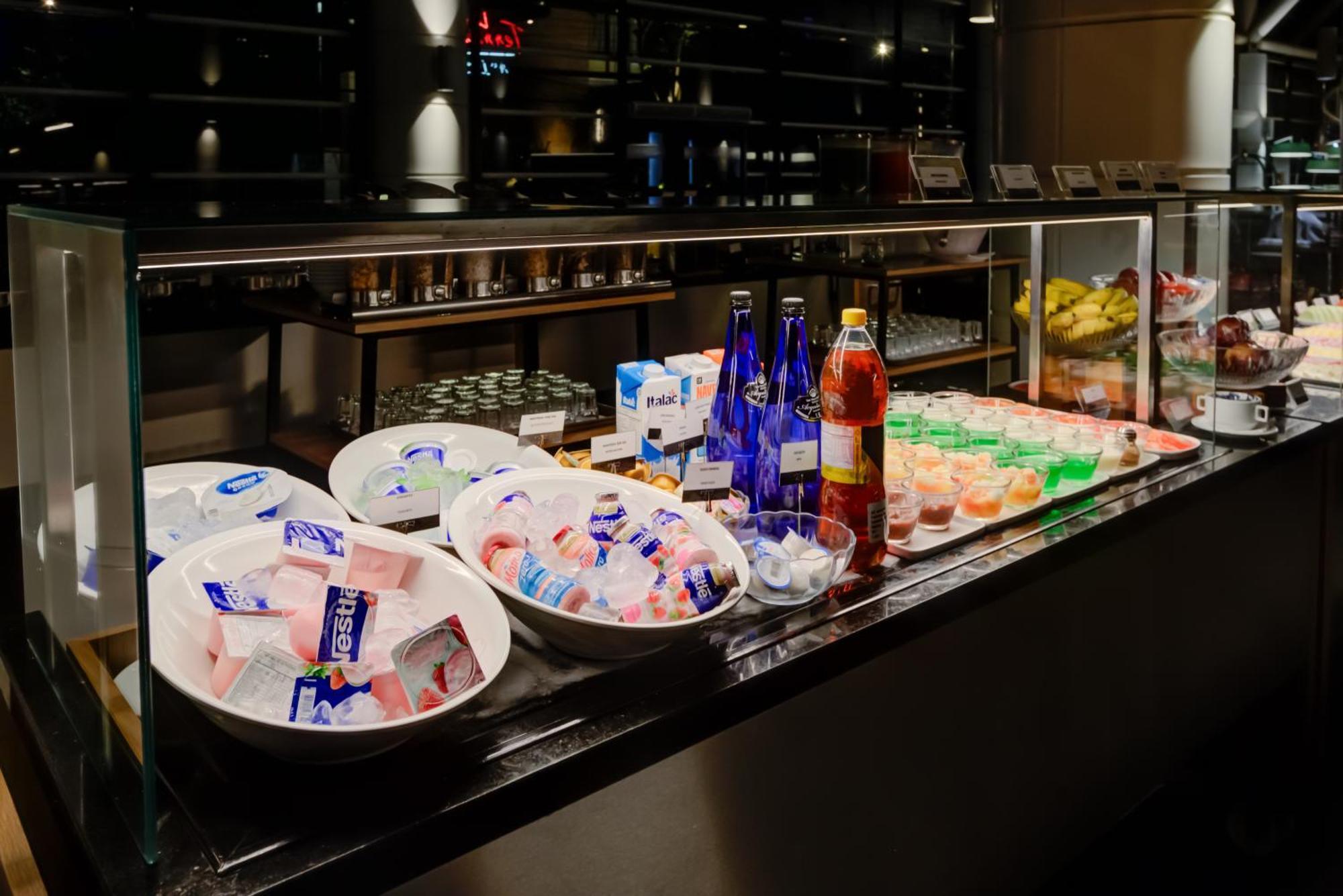 Radisson Sao Paulo Paulista Ξενοδοχείο Εξωτερικό φωτογραφία A selection of soft drinks at a buffet